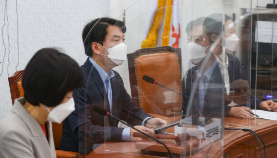 안철수 국민의당 대표가 30일 오전 서울 여의도 국회에서 열린 최고위원회의에서 발언하고 있다. [사진=연합뉴스]